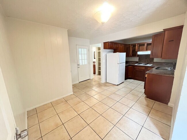Building Photo - 2 Bed 1 Bath Basement Unit of Duplex House in Kalihi-Palama available now!