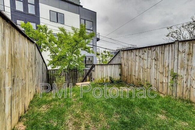 Building Photo - 1749 L St NE