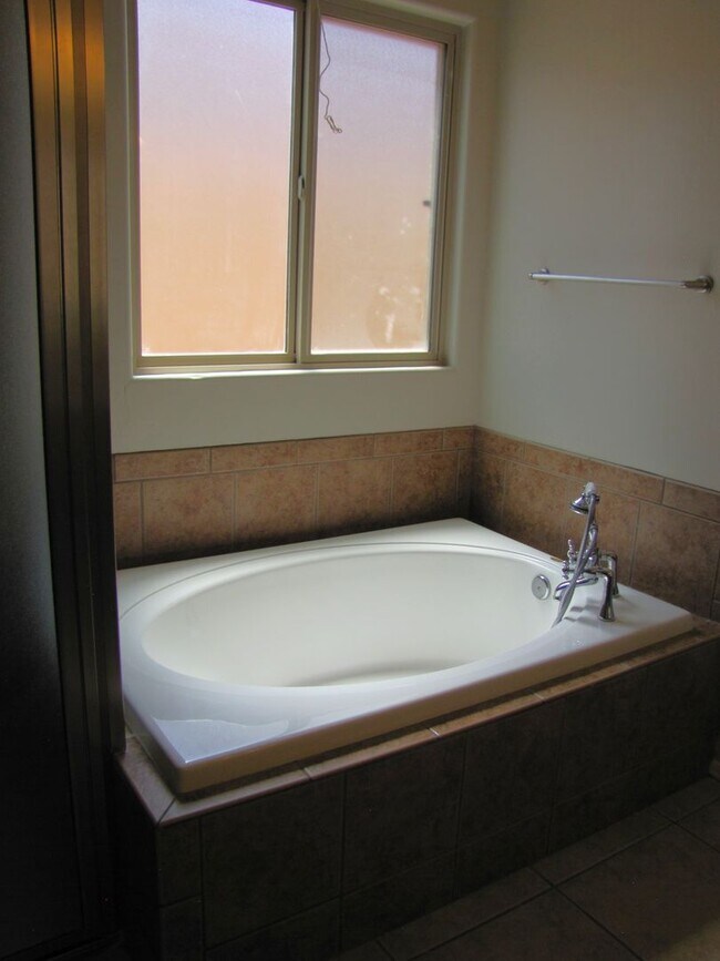 Building Photo - Spacious 3BR/2BA/2.5 CG, 2167 sq.ft. renta...