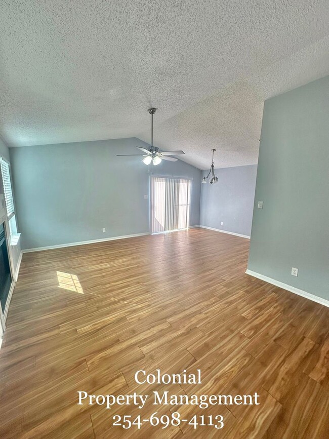 Building Photo - AVAILABLE NOW! 1/2 OFF 1st Month's RENT IF YOU MOVE IN DURING DECEMBER!!!