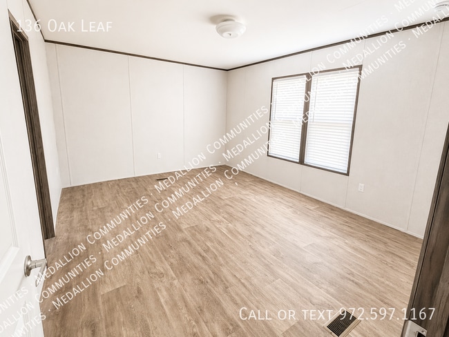 Building Photo - 136 Oak Leaf