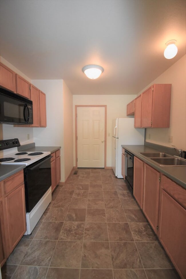 Building Photo - Centrally Located 3b 1.5ba Townhouse with attached Garage and Patio!