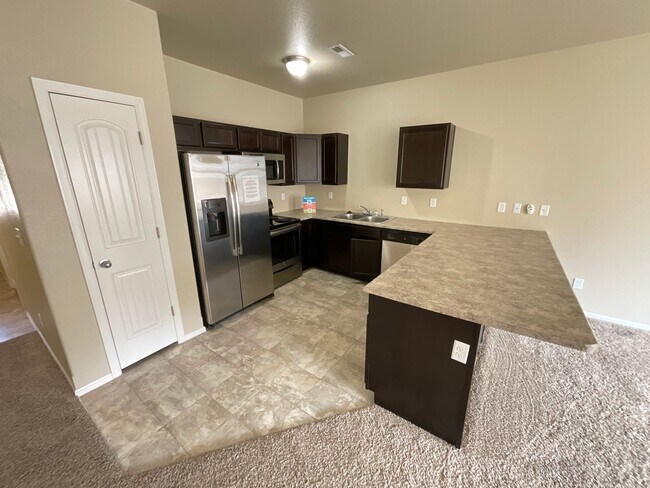 Building Photo - 3 Bedroom Townhome Available Near Hancock ...