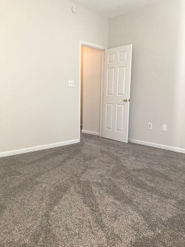 Building Photo - Move In Special!- $250 Off First Full Mont...