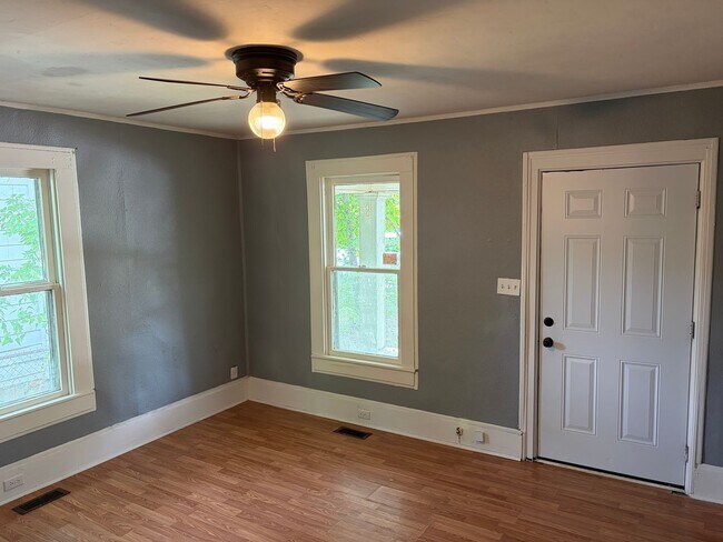 Building Photo - $900 move in special!