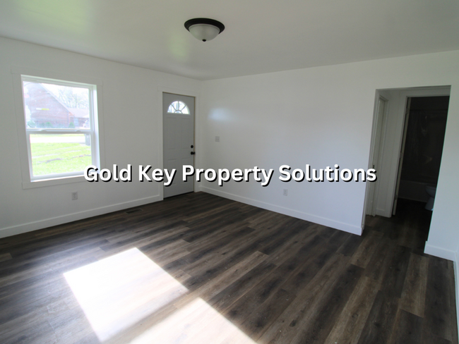 Building Photo - 2 Bed 1 Bath Home For Rent W/ Covered Fron...