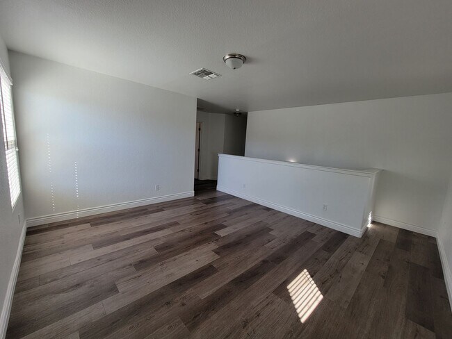 Building Photo - 4 Bedroom 2 Bathroom Home Close to Shopping and Restaurants!!