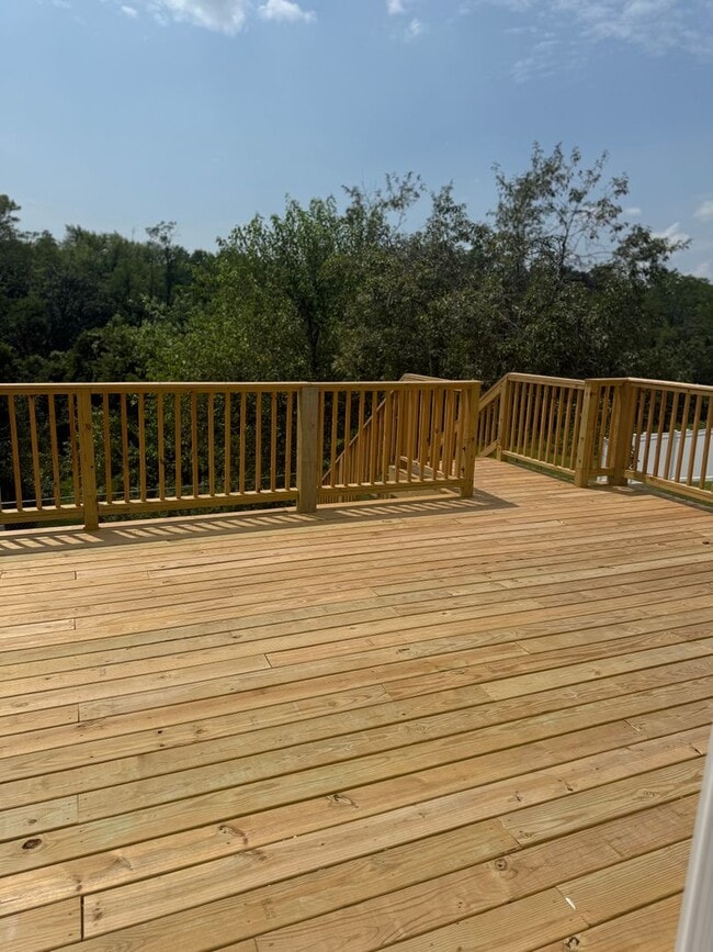 Building Photo - Spacious 4 Bedroom 2 1/2 bathroom Townhome