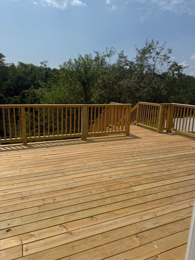 Building Photo - Spacious 4 Bedroom 2 1/2 bathroom Townhome With an ensuite located downstairs.