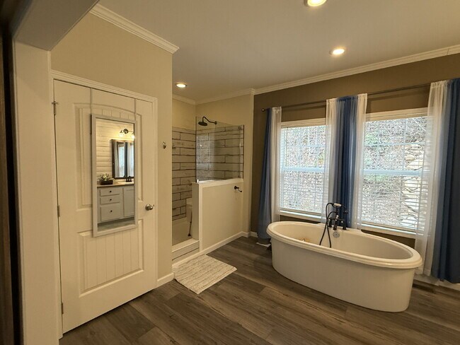 Building Photo - Immaculate Newer 3BR/2BA Brevard Home with Open Layout – Pet-Friendly