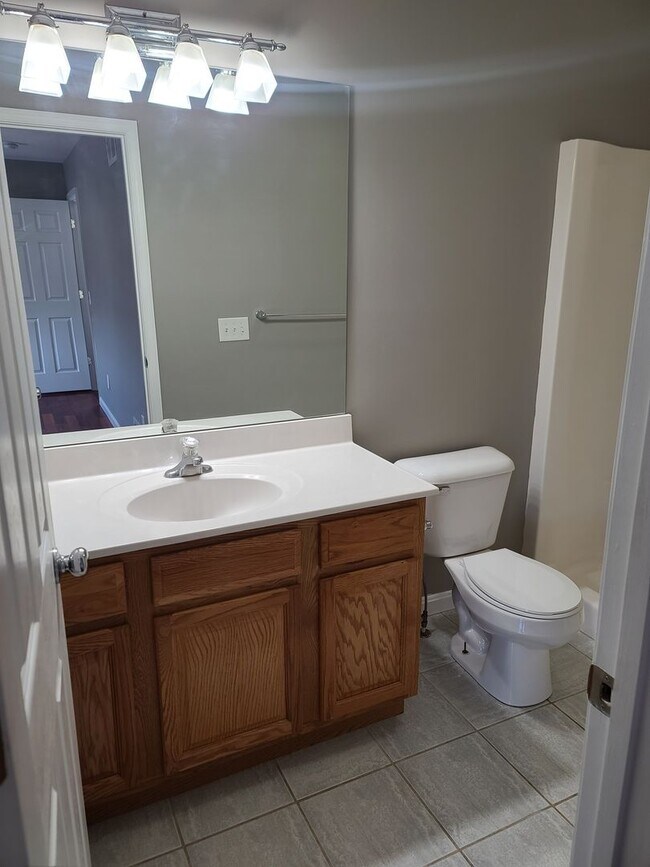 Building Photo - 3 Bedroom 2 1/2 bath end unit Townhome for Rent in Waynesboro