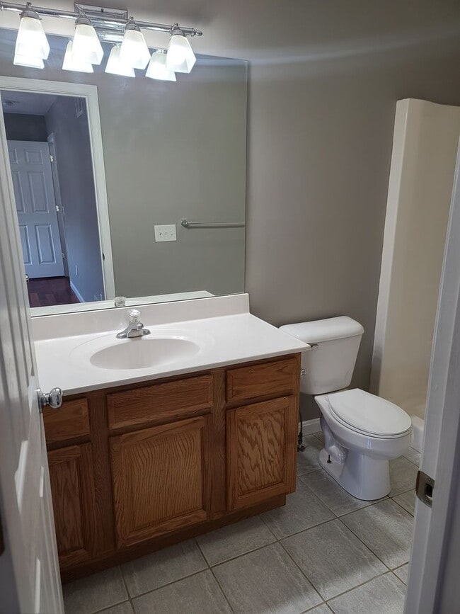 Building Photo - 3 Bedroom 2 1/2 bath end unit Townhome for...