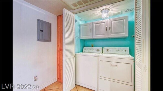 Building Photo - Summerlin South | 2 Bedroom | 2 Bathroom | Flexible 1–12 Month Lease | Perfect For Traveling Prof...