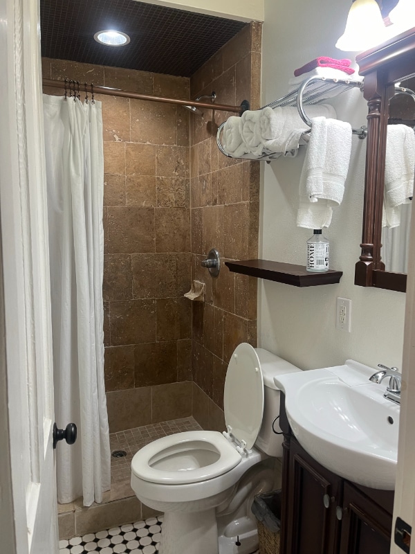 Building Photo - 832 Touro St