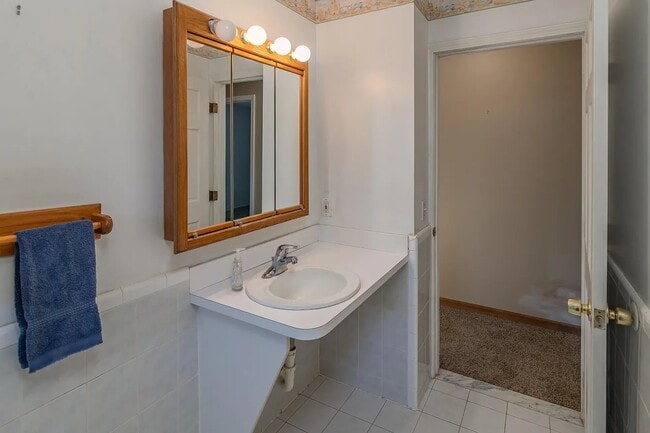 Building Photo - 150 Bobolink Ave