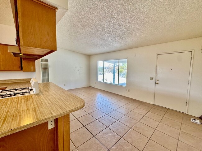 Building Photo - Coming Soon! 2 bedroom 1 bath