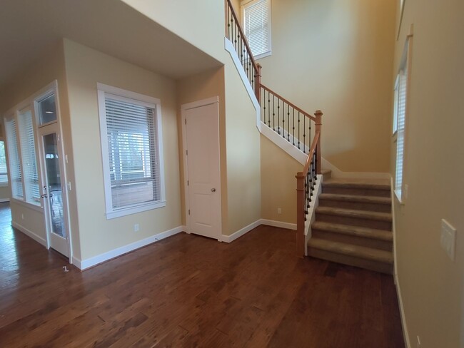 Building Photo - Stunning Renaissance Home, 5 bedroom 3 ful...