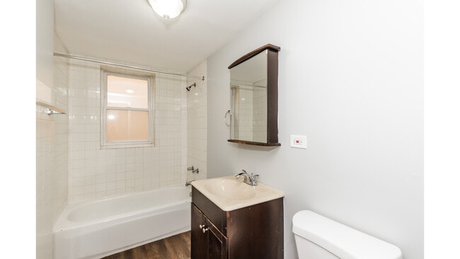 Building Photo - 2404 N Kilbourn Ave