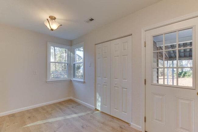 Building Photo - Charming Renovated Home with Modern Upgrades and Spacious Yard!