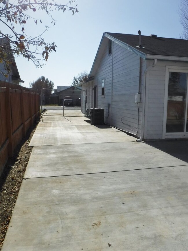 Building Photo - Charming 3 be 2 bath home on a corner lot,...