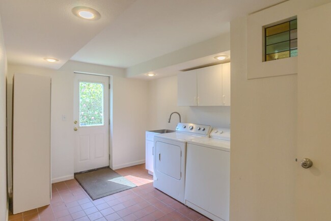 Building Photo - 3Bd/1.75Ba Seattle House