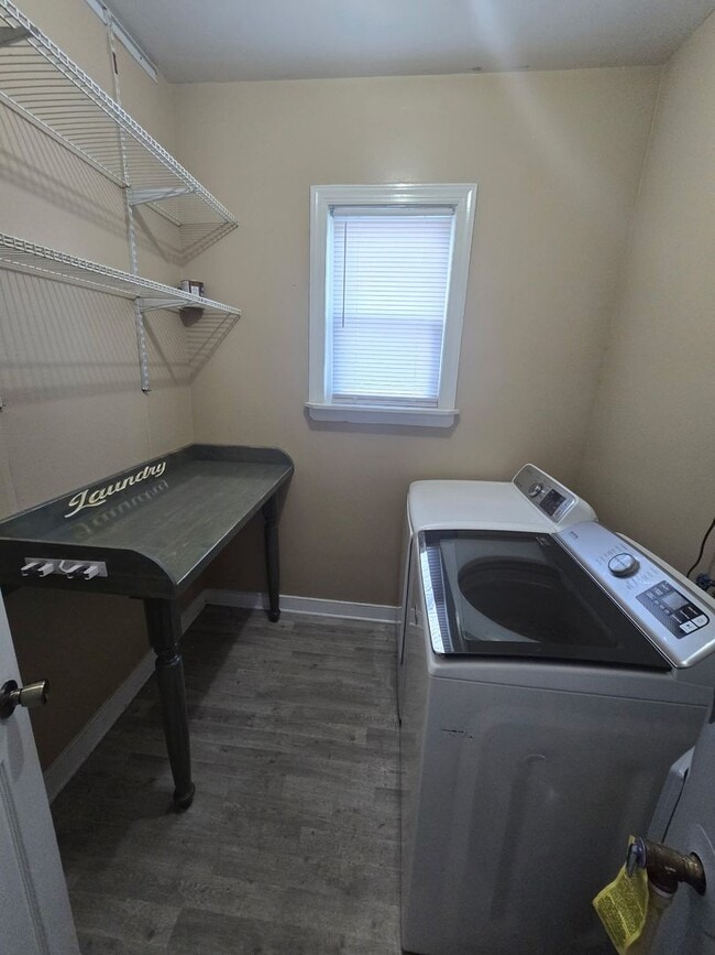 Building Photo - House in Hopewell