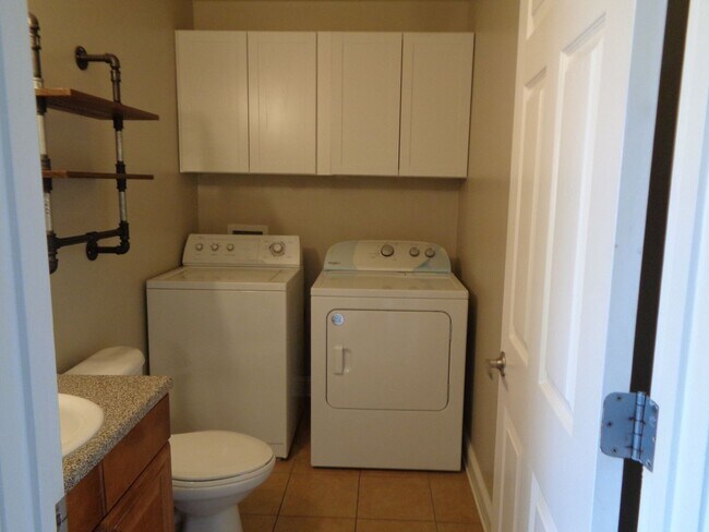 Building Photo - Great Location / Close to Hwy 85 & I-10