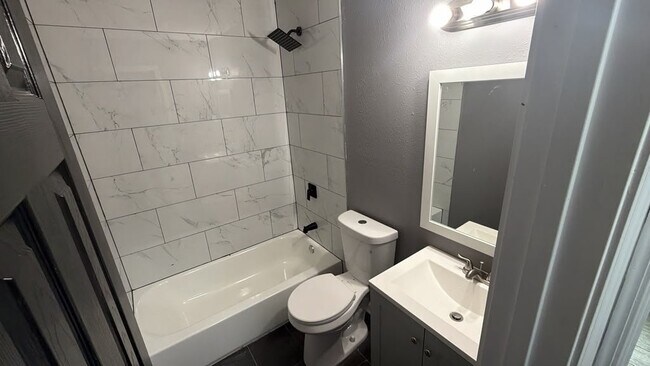Building Photo - 2530 Rozelle St