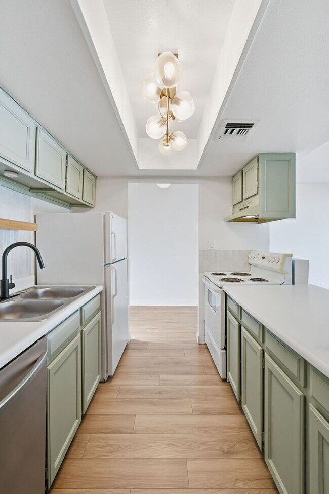 Building Photo - Short-Term Rentals OK *** Less than 2 mile...