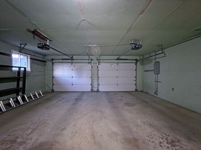 Building Photo - Rental ranch rambler - 3 bed, 2.5 bath, 2 ...