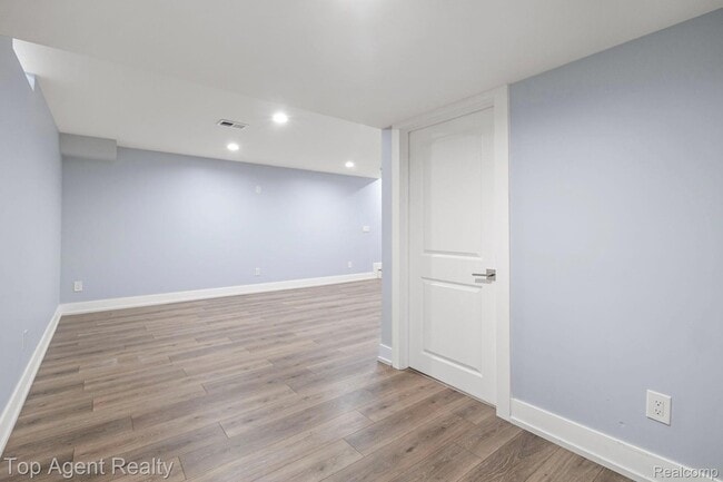 Building Photo - 38887 Country Cir