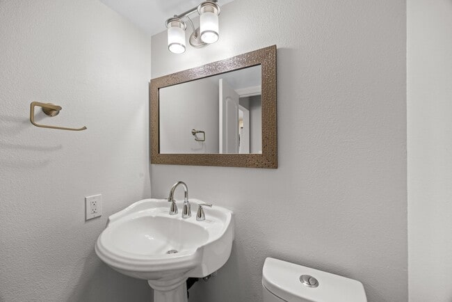 Building Photo - Bright, spacious Van Nuys 3-level townhome