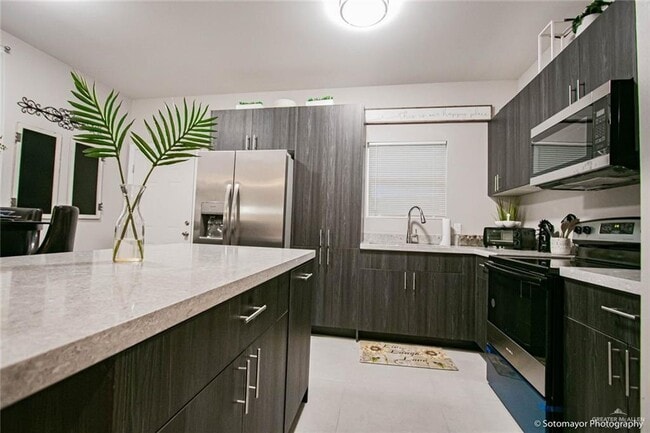 Building Photo - 15 Swallow Ave