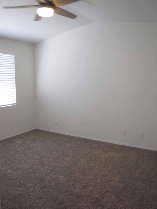 Building Photo - Beautifully upgraded condo in the fantasti...