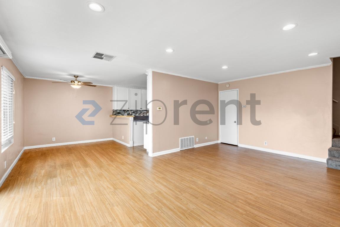 Building Photo - Unit Row 3