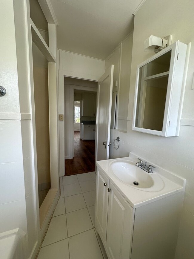 Building Photo - Spacious 2 bedrooms, 1 bath with parking