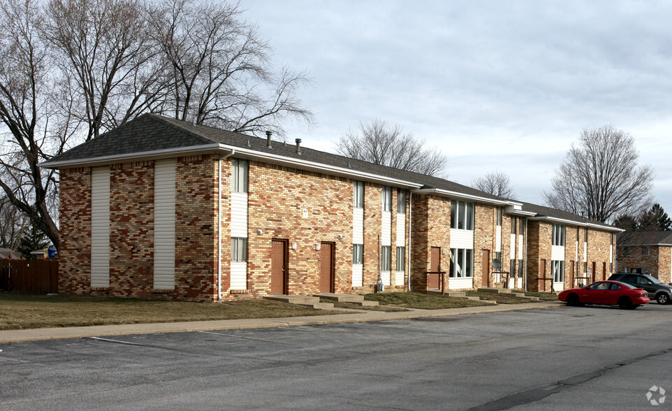 Primary Photo - Cloverleaf Apartments & Townhomes