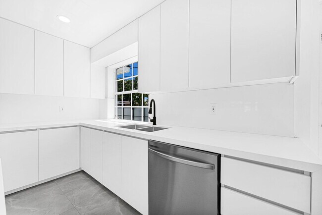 Building Photo - 4040 SW 108th Ave
