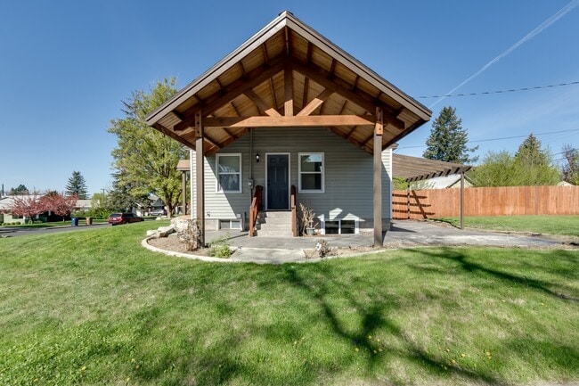 Building Photo - COMING SOON !!! Shadle Park 3 Bedroom 2 Bath Home near Garland district