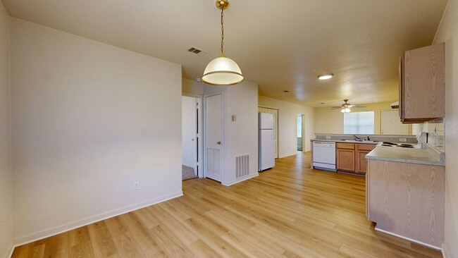 Building Photo - Look at all the space only $995!!!
