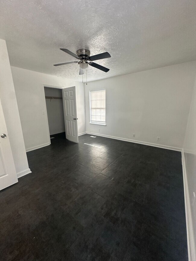 Building Photo - 5 Bed / 1.5 Bath