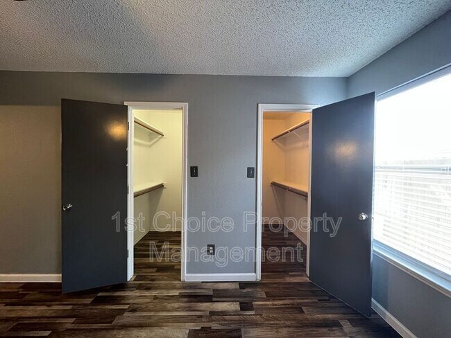 Building Photo - 7904 Fox Chase Dr