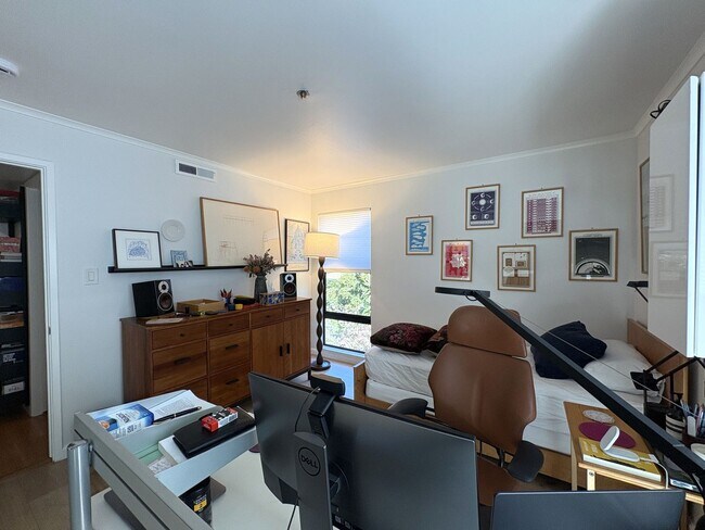 Building Photo - Beautiful 2-Bedroom Corner Condo in Downtown Palo Alto