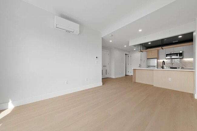 Building Photo - 77-63 Vleigh Pl