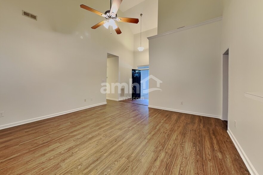 Building Photo - 102 Selsey Dr