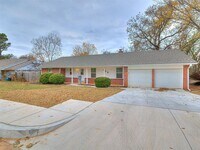 Building Photo - 305 Woodside Dr
