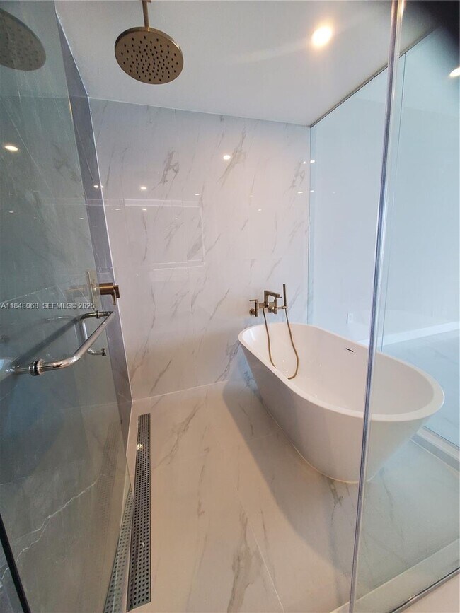 Building Photo - 700 NE 24th St