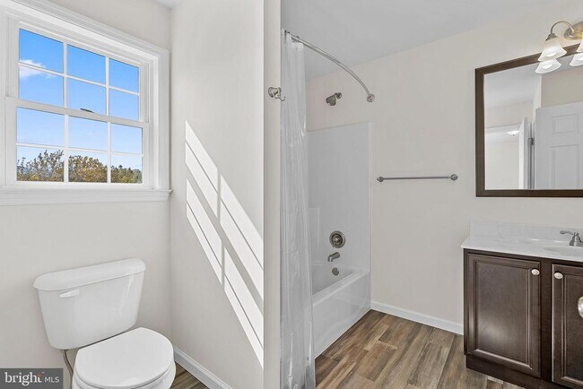 Building Photo - 100 Holiday Ct