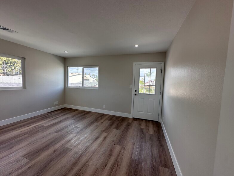 Building Photo - 770 W 2nd St