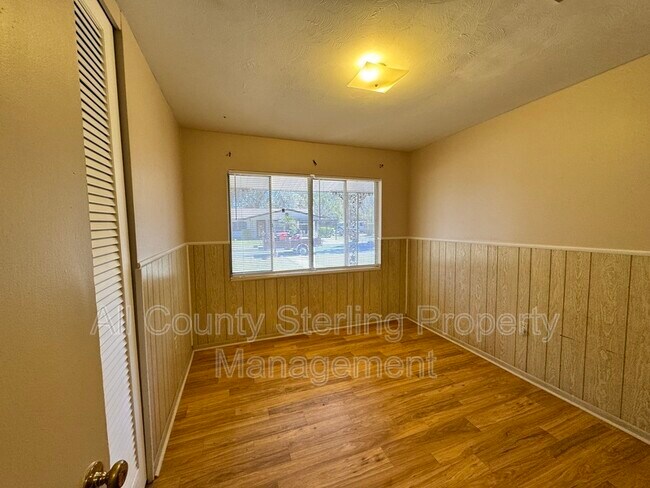 Building Photo - 446 SW Theresa Ct